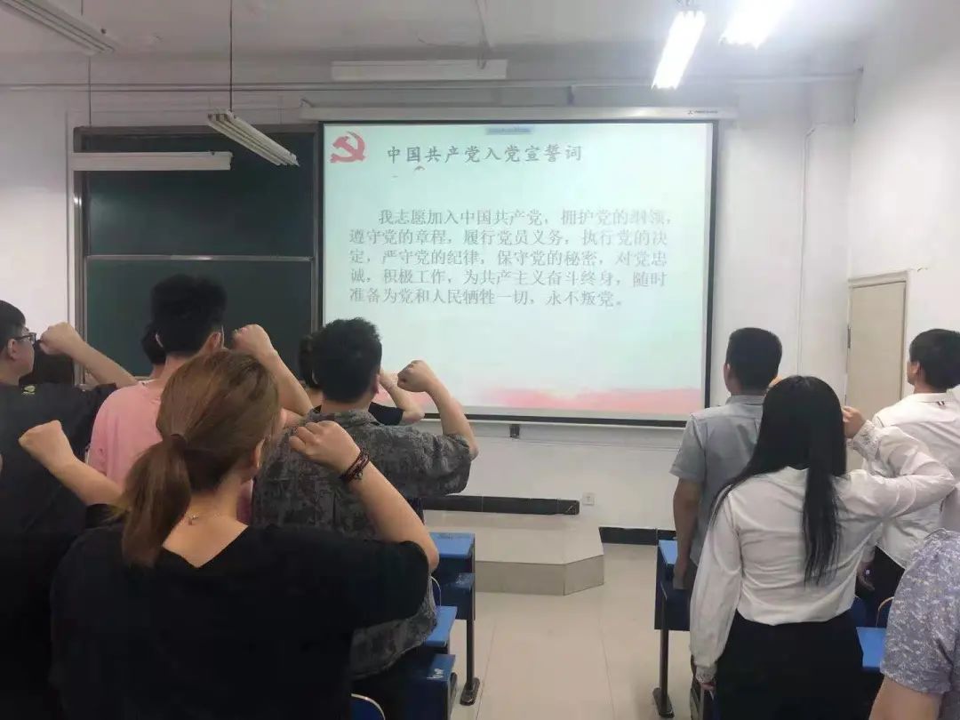 会议室里的人们
描述已自动生成