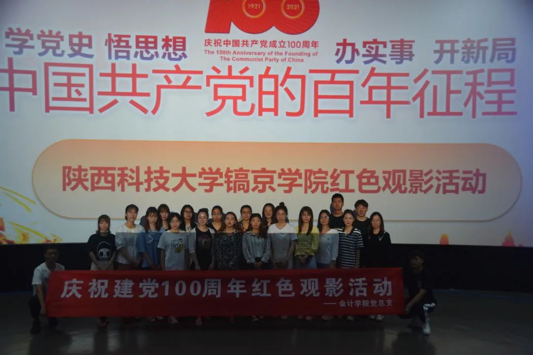 人们在看台上的标志
中度可信度描述已自动生成 人们在看台上的标志
中度可信度描述已自动生成